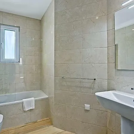 Sleeps 8 With Pool And Air Con 别墅