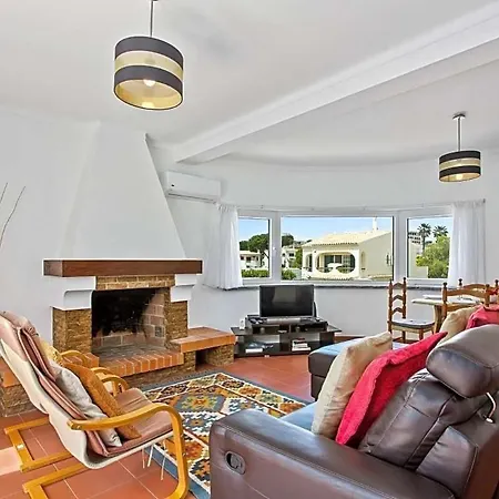 Sleeps 8 With Pool And Air Con 维拉摩拉