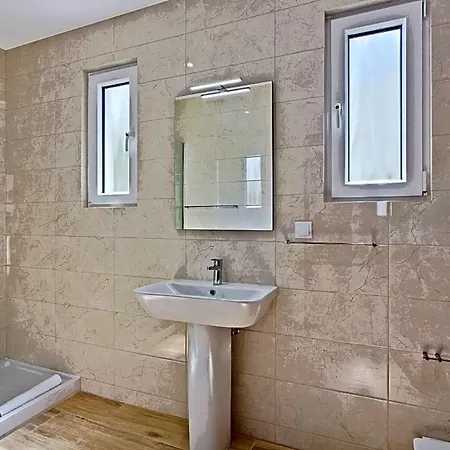 Sleeps 8 With Pool And Air Con * 维拉摩拉