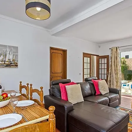 Villa Sleeps 8 With Pool And Air Con